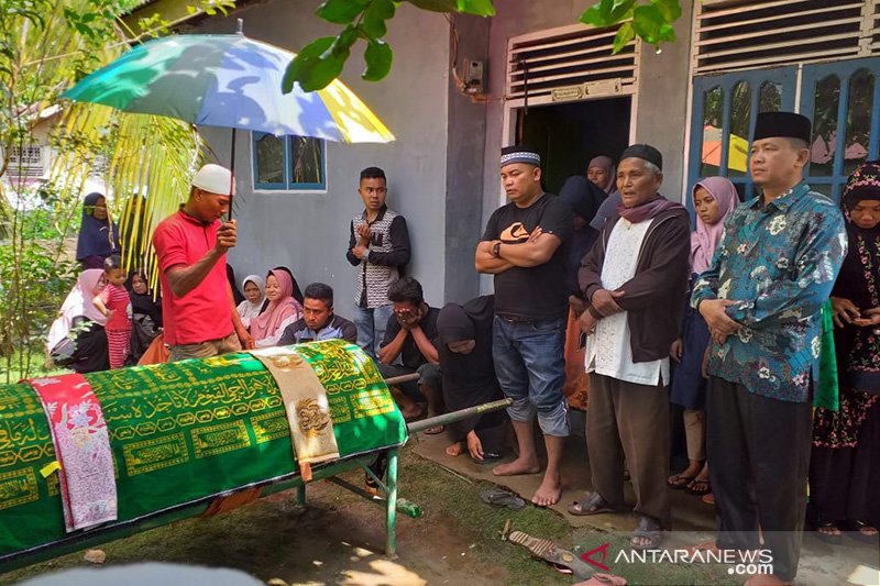 Proses pemakaman seorang petugas KPPS di TPS 1 Desa Brdeng Sikuran, Kecamatan Inuman, Kab Kuansing, Riau, yang meninggal akibat kecelakaan, sepulang dari pleno PPK. (Foto Humas KPU Riau