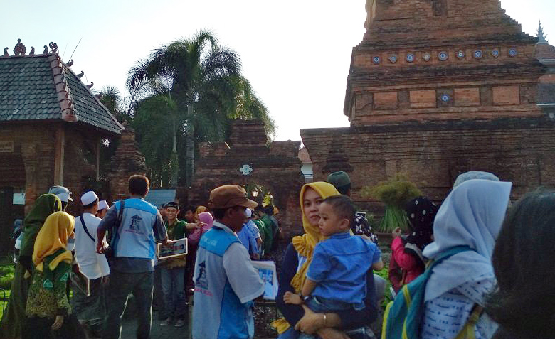 Sejumlah jasa foto di Menara Kudus, Jawa Tengah, berupaya menawarkan jasanya kepada peziarah, Minggu (21/4). (Antara)