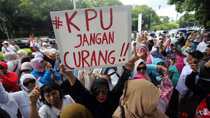 Emak-emak pendukung pasangan calon 02 Prabowo Subianto-Sandiaga Uno, menggelar aksi demo di depan kantor Komisi Pemilihan Umum (KPU), Jakarta Pusat, Minggu (21/4). (Muhaimin A Untung)