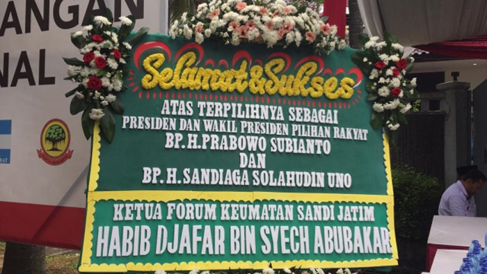 Karangan bunga di kediaman Prabowo di Jalan Kertanegara menjelang syukuran kemenangan `versi BPN`. (Kumparan)