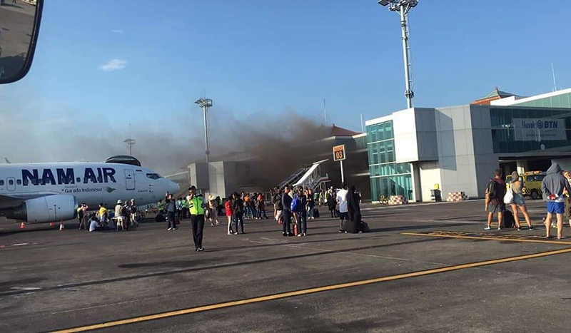 Terminal Keberangkatan Bandara I Gusti Ngurah Rai Bali terbakar (Merdeka)