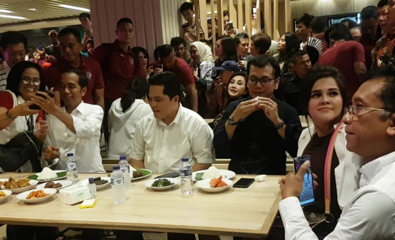 Jokowi ajak Erick Tohir dan Wishnutama makan siang di GI (Antara)