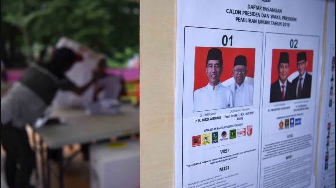 Ilustrasi--Anggota KPPS mengecek surat suara saat sesi penghitungan suara Pemilu serentak 2019.