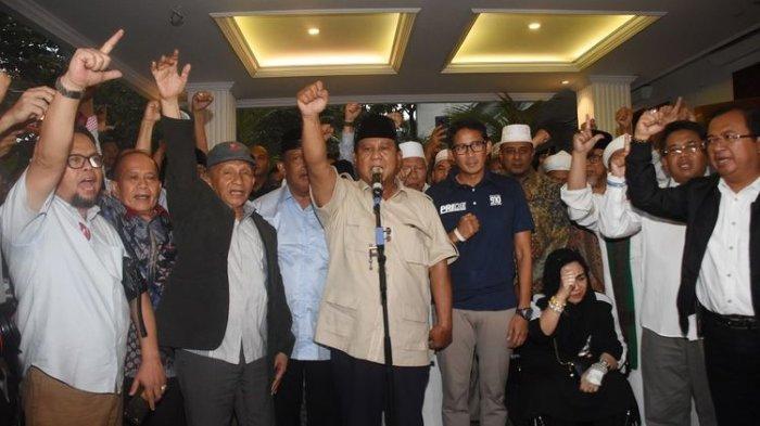 Capres nomor urut 02 Prabowo Subianto (tengah) bersama Cawapres Sandiaga Uno dan petinggi partai pendukung mengangkat tangan. (ANTARA FOTO)