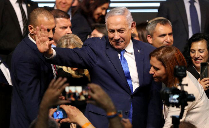 Perdana Menteri Israel Benjamin Netanyahu melambaikan tangan ketika berpidato, usai pengumuman hasil penghitungan suara pemilihan parlemen Israel, di markas besar partai di Tel Aviv, Israel, 10/4/2019. (REUTERS/Antara)