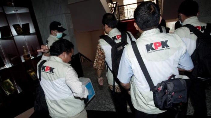 Petugas berseragam dengan tulisan KPK (Foto: Tribunnews.com)