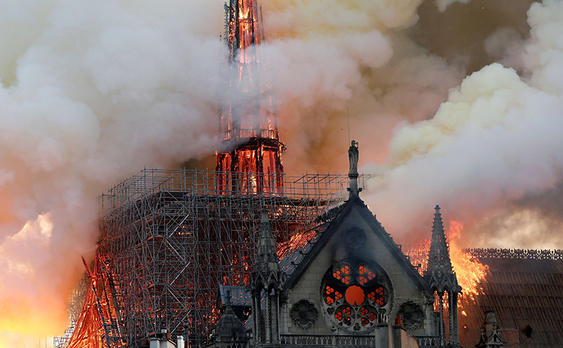 Kebakaran melanda bangunan Gereja Katedral Notre Dame, Paris, Senin (15/4/2019). Gereja Notre Dam merupakan bangunan kuno yang dibangun pada 1163 pada masa pemerintahan Lois VII. Katedral direnovasi besar-besaran pada tahun 1845. Katedral ini termasuk salah satu gereja roman katolik yang terkenal di seluruh dunia. ANTARA FOTO/REUTERS
