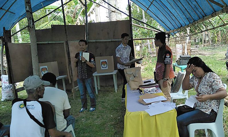 Ilustrasi--Panitia Pemilihan Luar Negeri (PPLN) menjelaskan tata cara pemungutan suara Pemilu 2019 di salah satu TPS di Mindanao, Filipina, Minggu (14/4/2019).  (Antara)