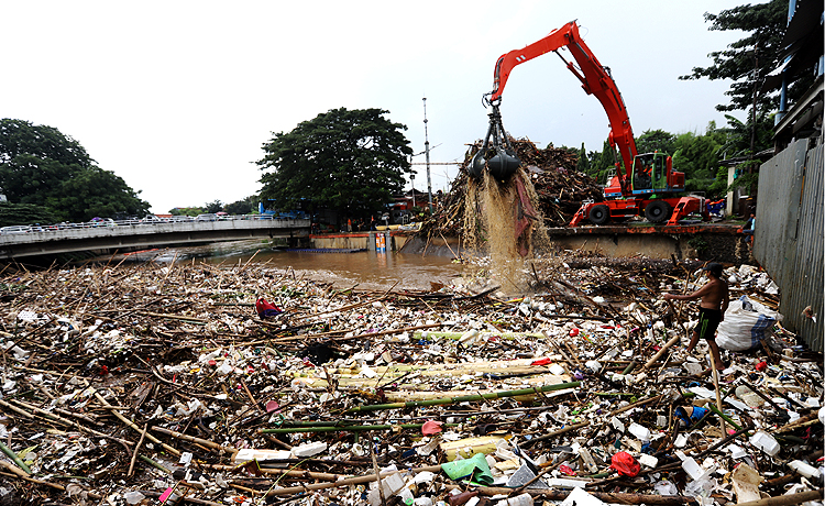 Banyaknya kiriman sampah dari hulu ke Pintu Air Manggarai, Jakarta Selatan, mencapai 500 ton. Robinsar Nainggolan