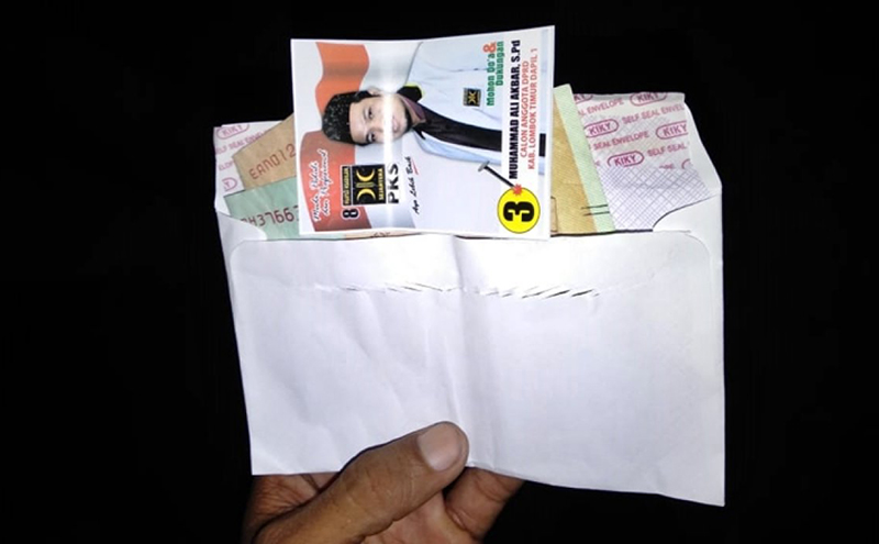 Caleg PKS di Lombok Timur kedapatan bagi-bagi uang (foto: dok. Kicknewstoday)