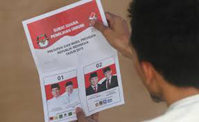 Ilustrasi--Suasana penghitungan suara di Tempat Pemungutan Suara (TPS)di wilayah Rawamangun, Jakarta, Rabu (17/4) Warga tampak antusias menyaksikan penghitungan suara calon presiden dan wakil presiden itu. Penghitungan suara di TPS dilaksanakan mulai pukul 13.00 waktu setempat setelah proses pemungutan suara selesai. Robinsar Nainggolan