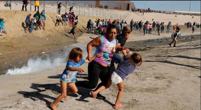Imigran dari Amerika Latin kocar-kacir ditembak gas air mata tentara AS (Foto: Reuters)