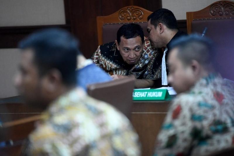 Lina Nurhasanah mengakui pernah mendapat titipan Rp 300 juta dari Sekretaris Jenderal KONI Ending Fuad Hamidy untuk Muktamar Nahdlatul Ulama (NU) 2016 di Jombang. Lina mengatakan itu ketika bersaksi pada sidang di Pengadilan Negeri Tindak Pidana Korupsi (Tipikor) Jakarta, Kamis (25/4). (Antara)