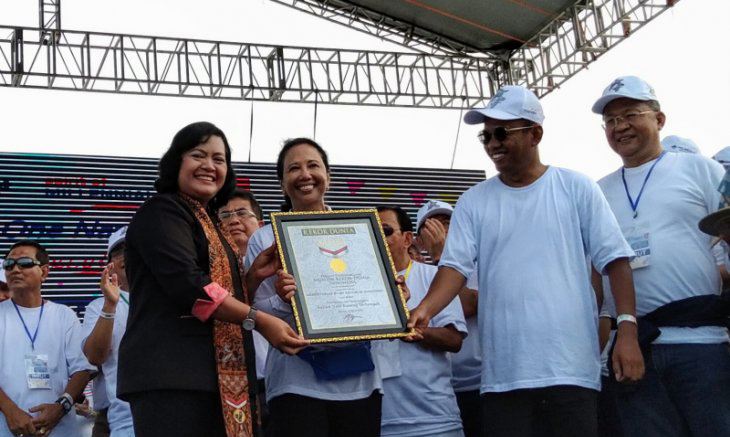 Menteri BUMN Rini Soemarno menerima piagam penghargaan dari perwakilan Museum Rekor Indonesia. (Antara)
