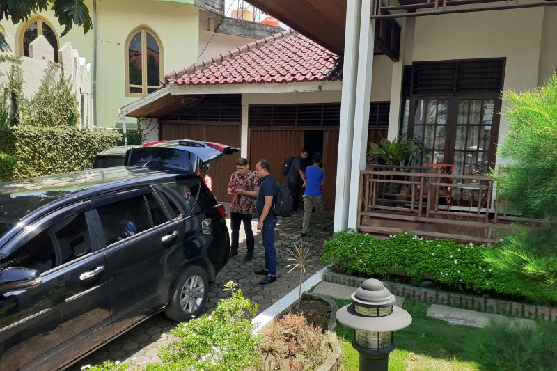 Sejumlah petugas keluar dengan membawa koper dari rumah Bupati Solok Selatan di Kompleks Asratek Kota Padang, Kamis (25/4) (Foto: ANTARA SUMBAR)