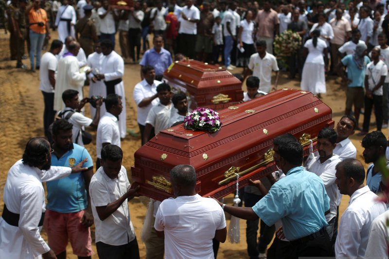 Para pejabat Sri Lanka merevisi jumlah korban tewas dalam pengeboman Ahad saat perayaan Paskah dengan mengurangi sebanyak 100 pada Kamis, karena kesulitan yang dialami dalam mengidentifikasi bagian-bagian jasad di lokasi-lokasi pengeboman. (Antara)