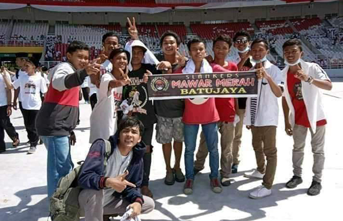 Pencinta Musik Slank, Slankers (anak dibawah umur) Memenuhi GBK dan Berpose 2 Jari di Kampanye Jokowi. (Ist)