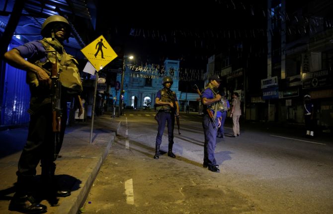 Tentara Sri Lanka berjaga di jalanan saat jam malam diberlakukan (Foto: Rediff.com)