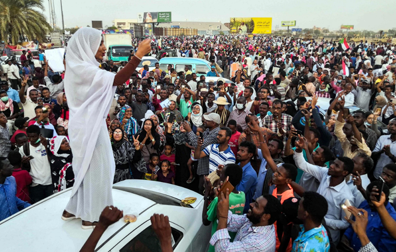 Aktivis perempuan Sudan, Alaa Salah (Foto: Twitter @iAlaaSalah)