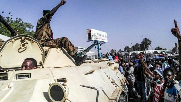 Militer Sudan di kerumunan demonstran di Kota Khartoum (Foto: BBC)