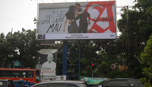 Iklan rokok di pinggir jalan raya Jakarta (Foto: Tempo)