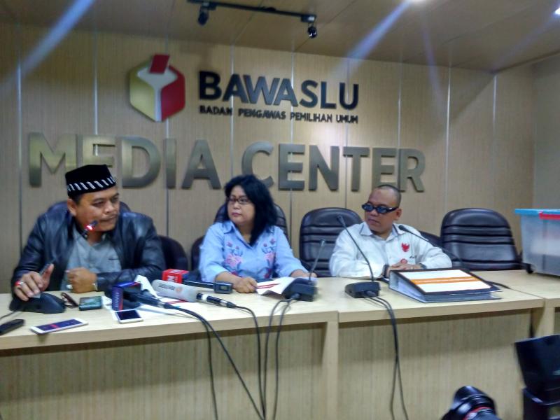 Tim Relawan IT Prabowo-Sandi memaparkan bukti kecurangan penghitungan suara di sejumlah provinsi. Konpers tersebut berlangsung di Ruang Media Center Bawaslu, Jakarta Pusat, Jumat sore (3/5)./Foto: Winna Wijaya 