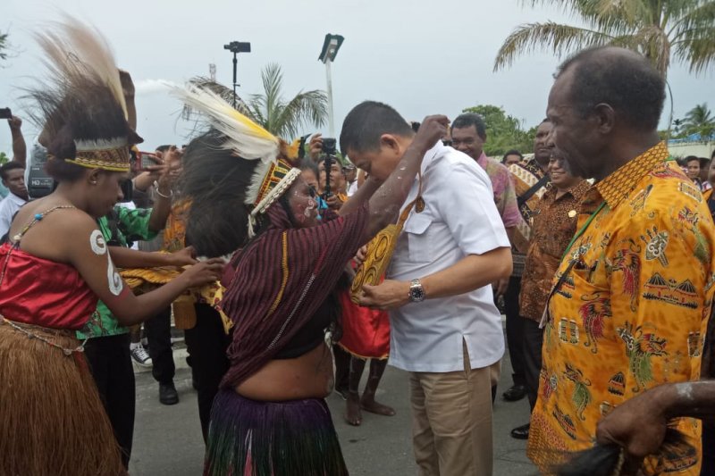 Menteri ESDM Ignatius Jonan dikalungi aksesoris khas Papua yaitu Tas Noken dan Topi Burung Cenderawasih saat mengunjungi Sekolah Berpola Asrama Taruna Papua SP4 Timika, Kamis (2/5). (ANTARA News Papua)