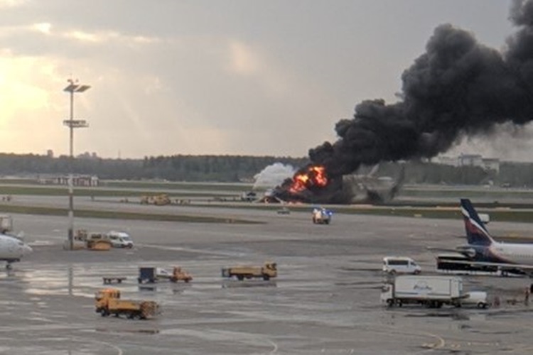 Momen saat pesawat Aeroflot terbakar setelah mendarat darurat di Bandara Sheremetyevo, Rusia. (Foto: Twitter)