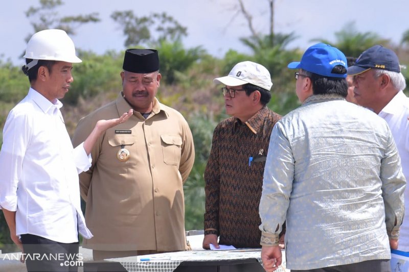 Presiden Joko Widodo meninjau lokasi bakal ibukota negara di Samboja, Kutai Kartanegara, 50 km utara Balikpapan, Kalimantan Timur, Selasa 7/5. (biro press setpres RI)	