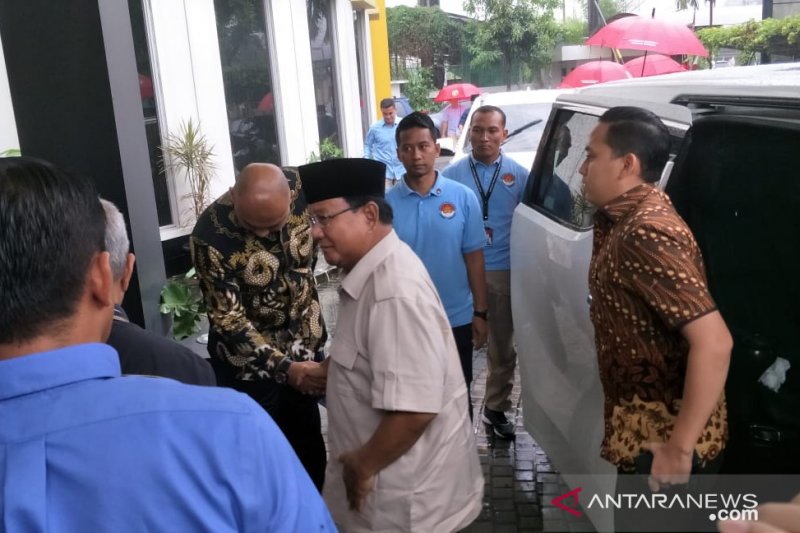 Calon presiden nomor urut 02, Prabowo Subianto saat tiba di DPP PKS, Jalan TB Simatupang, Jakarta Selatan, Rabu (8/5/2019). (Antara Foto/Syaiful Hakim)	