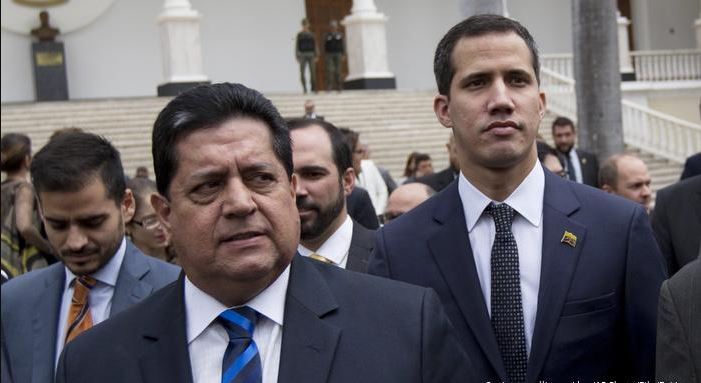 Wakil Ketua Dewan Nasional, Edgar Zambrano (sebelah kiri). (Foto: AP)