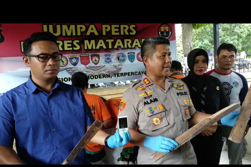Kapolres Mataram AKBP Saiful Alam (tengah) bersama jajarannya ketika merilis pelaku pembunuhan di Mapolres Mataram, NTB, Kamis (9/5/2019). (ANTARA/Dhimas BP)	