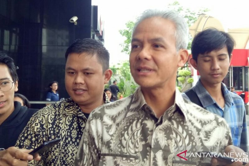 Gubernur Jawa Tengah Ganjar Pranowo saat tiba di gedung KPK, Jakarta, Jumat (10/5/2019). (Antara/Benardy Ferdiansyah)	