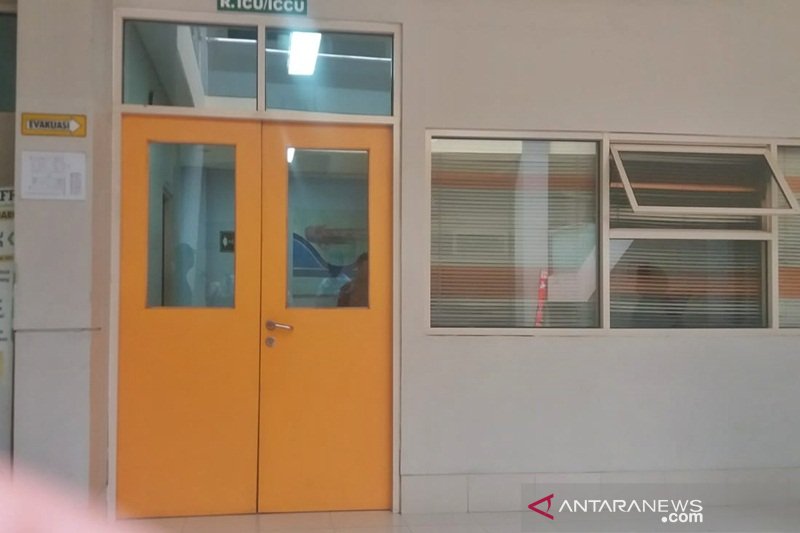 Kondisi ruang perawatan ICU dengan pintu selalu tertutup dimana Kasat Reskrim Polres Wonogiri AKP Aditia Mulya sedang menjalani perawatan di RS Dr. Oen Solo Baru Sukoharjo, Sabtu. (Foto:Bambang Dwi Marwoto)	