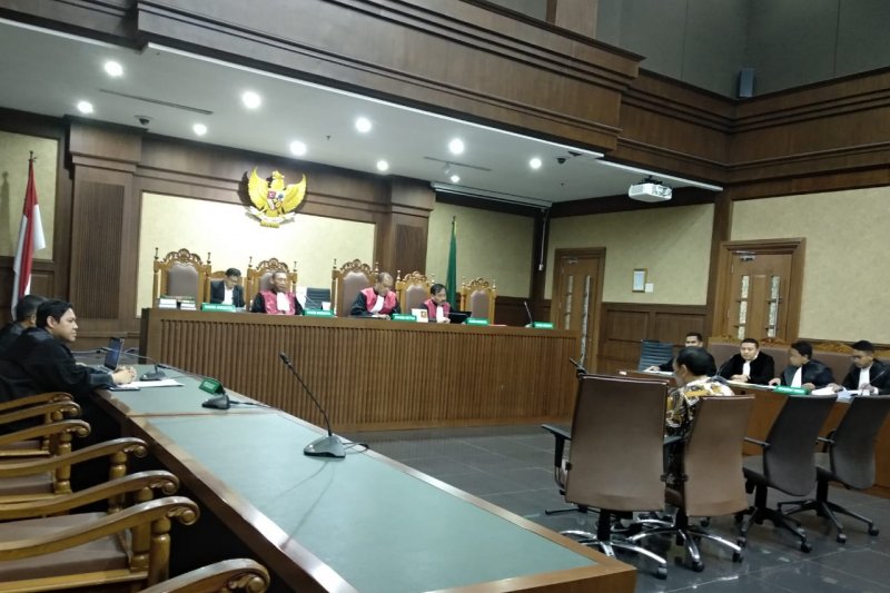 Sekretaris Jenderal (Sekjen) Komite Olahraga Nasional Indoensia (KONI) Ending Fuad Hamidy membacakan nota pembelaan di pengadilan Tindak Pidana Korupsi (Tipikor) Jakarta, Selasa. (Desca Lidya Natalia)	
