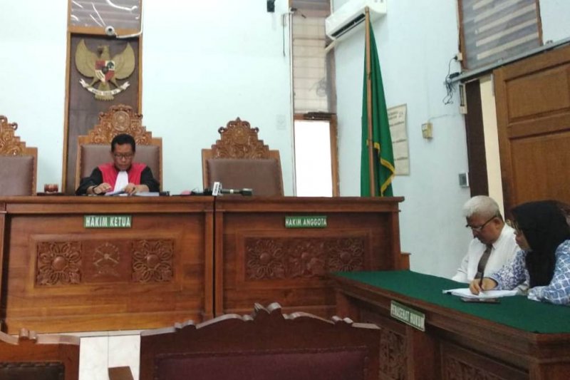 Hakim tunggal Agus Widodo membacakan putusan praperadilan terhadap Ketua Umum PPP non-aktif Romahurmuziy alias Rommy di pengadilan negeri Jakarta Selatan pada Selasa (14/5). (Antara/Desca Lidya Natalia)	
