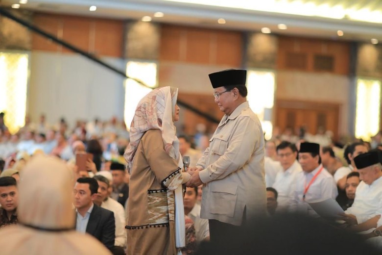 Prabowo dan Neno Warisman berpegang tangan. (Dok. Prabowo-Sandi Media Center)
