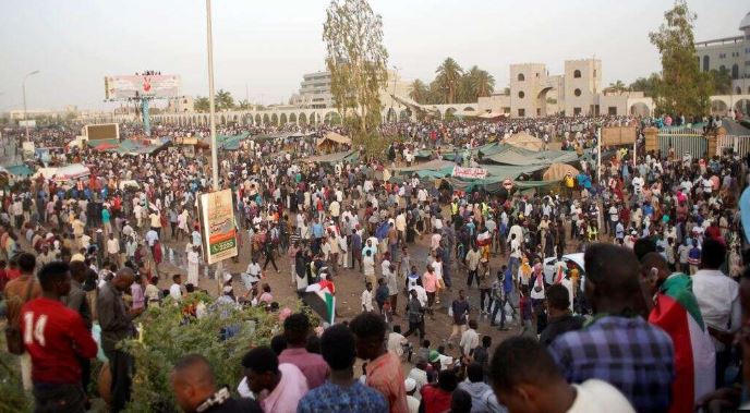 Demonstrasi rakyat sipil di Sudan (Foto: VOA)