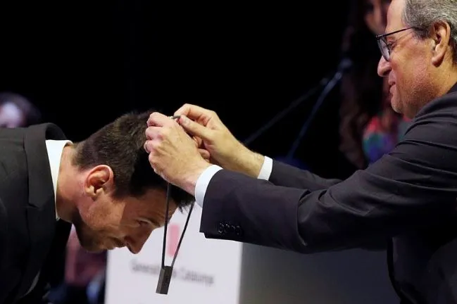 Lionel Messi dikalungi anugerah Creu de Sant Jordi di Auditori Forum CCIB, Barcelona, Spanyol, pada 16 Mei 2019, oleh pemerintah provinsi Catalonia. (REUTERS/Antara)