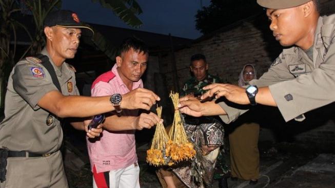 Polisi ringkus dua penual sate padang pakai daging babi (foto: Suara)
