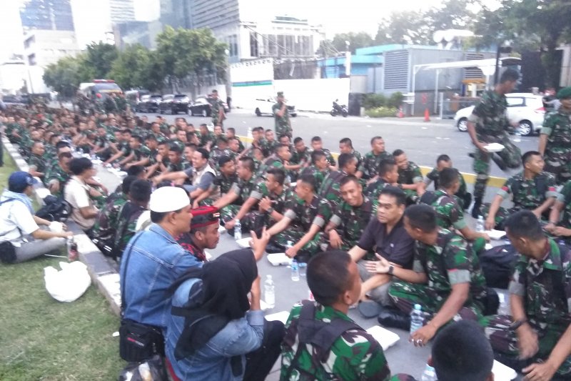 Personel TNI melakukan buka puasa bersama di jalan MH Thamrin, Jakarta, Rabu (22/5). (Foto: Rangga Pandu Asmara Jingga)	