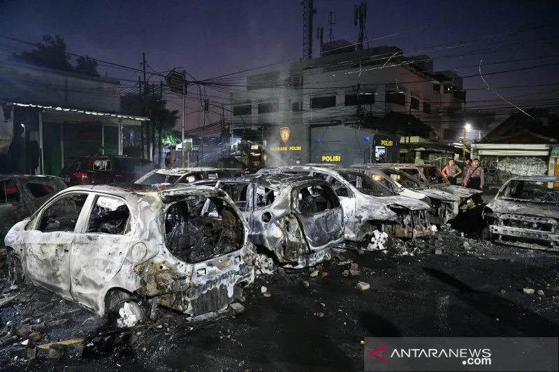 Ilustrasi.Sejumlah mobil terbakar di Komplek Asrama Brimob imbas dari demonstrasi menolak hasil hitungan KPU yang berujung kerusuhan di Petamburan, Jakarta, Rabu (22/5/2019). ANTARA FOTO