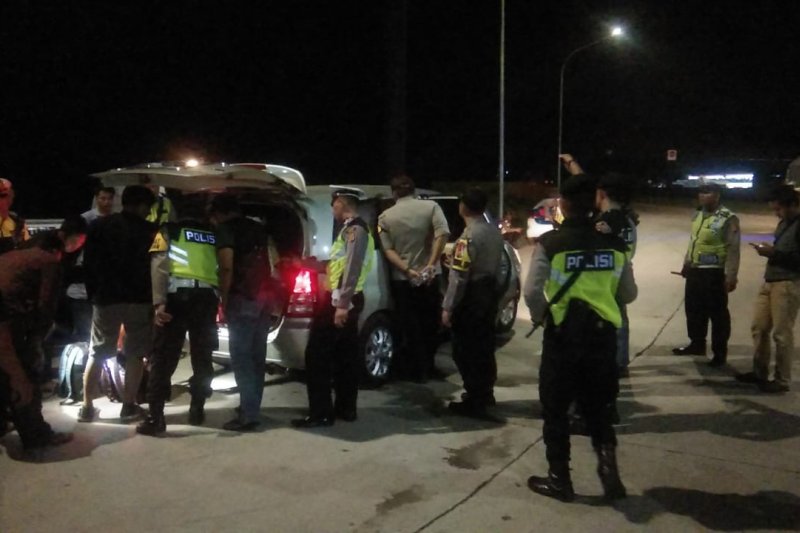 Anggota Polres Cirebon sedang melakukan pemeriksaan kendaraan. (ANTARA/Khaerul Izan)	