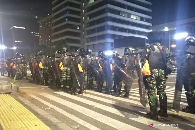 Sejumlah tentara dari Kodam Jaya yang tiba membantu pengamanan di sekitar Gedung Bawaslu di Jalan MH Thamrin, Jakarta, Rabu (22/5/2019) pagi. (ANTARA/Gilang Galiartha)	