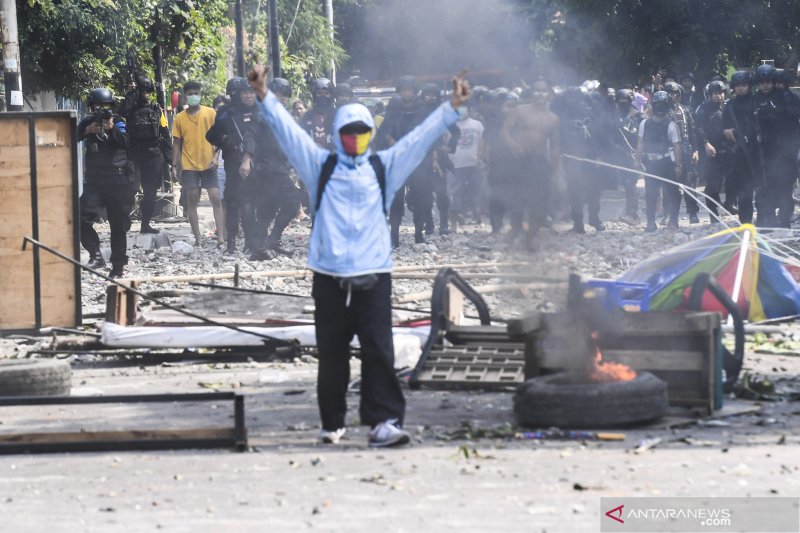 Polisi mencoba menembakan gas air mata saat kerusuhan terjadi di Jalan Jati Baru Raya, Tanah Abang, Jakarta, Rabu (22/5/2019). ANTARA FOTO/Hafidz Mubarak A/aww.	