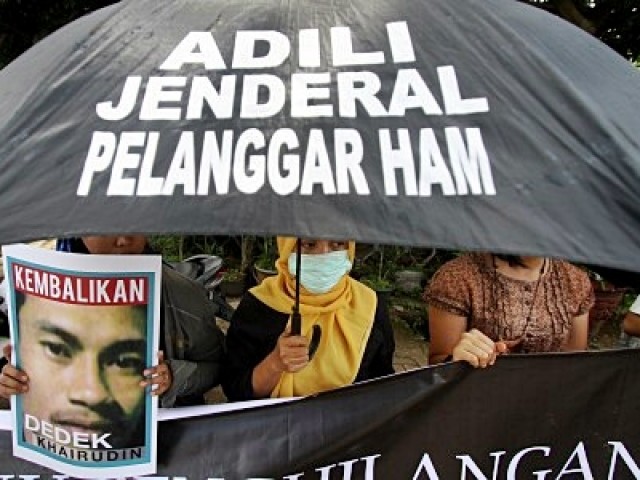Aksi Kamisan di Depan Istana Negara, Jakarta Menuntut Jokowi Memproses Hukum Para Jenderal Pelanggar HAM yang saat ini justru berada di kubu Jokowi (Indopolitika)