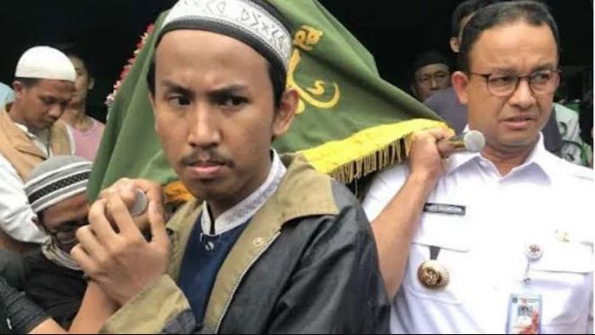 Gubernur DKI Jakarta Anies Baswedan ikut mengangkat jenazah warganya