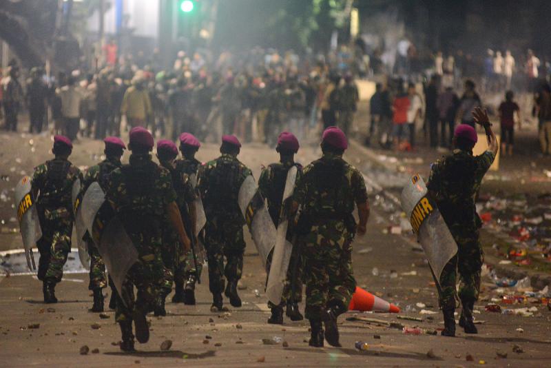 TNI saat terjadi kerusuhan di depan gedung Bawalu (Foto: Beritagar)