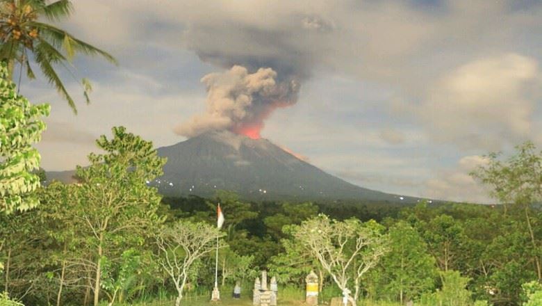 Gunung Agung di Bali erupsi (Foto: Detik)