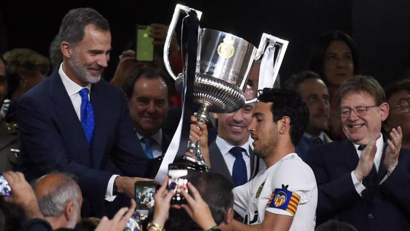 kapten Valencia Daniel Parejo mengangkat trofi Copa del Rey (Foto: Marca)